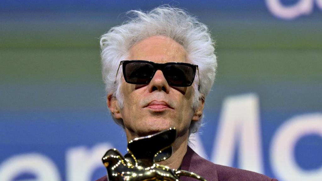 Jim Jarmusch posa después de recibir el León de Oro al mejor largometraje por 'Father Mother Sister Brother', durante la ceremonia del Festival Internacional de Cine de Venecia. Foto: EFE/EPA/ETTORE FERRARI