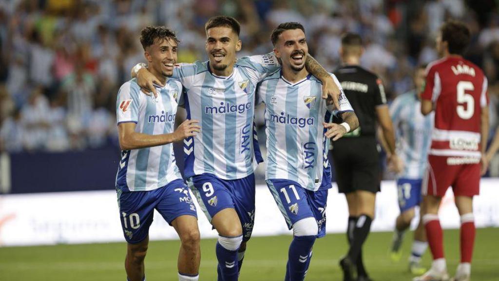 Larrubia, Chupete y Joaquín celebran un gol del Málaga contra el Granada.