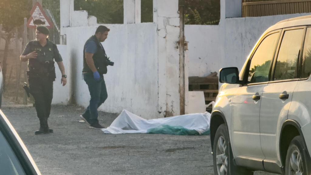 Agentes de la Guardia Civil en la zona.
