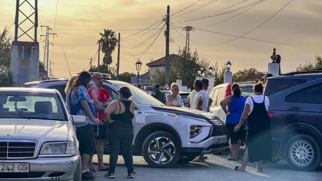 Varios vecinos en la zona del suceso.