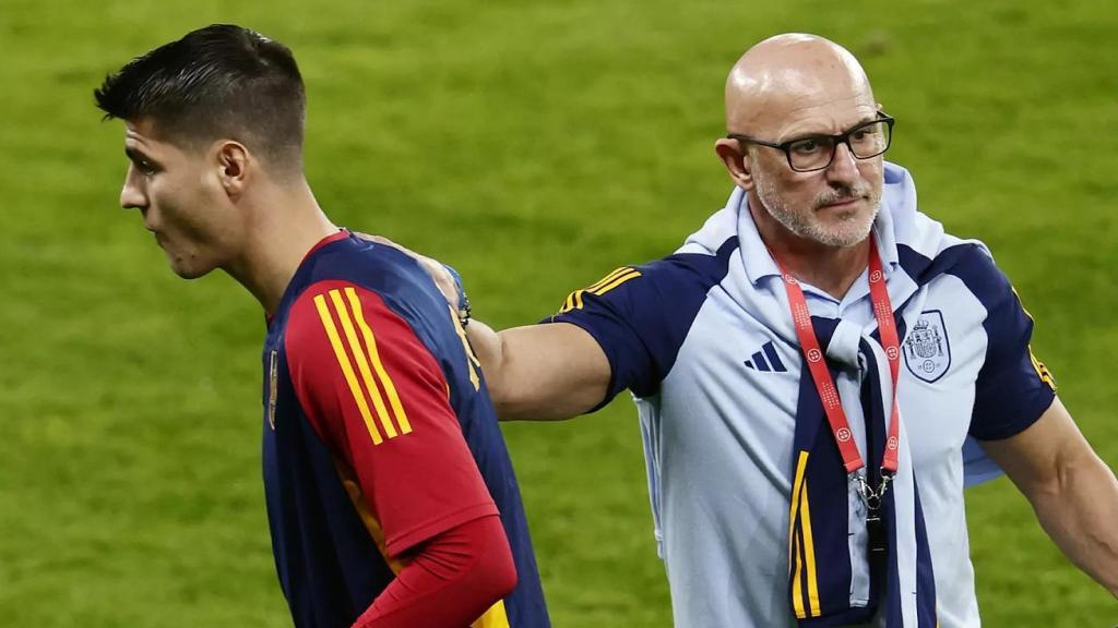 Álvaro Morata y Luis de la Fuente en un entrenamiento de la Selección.