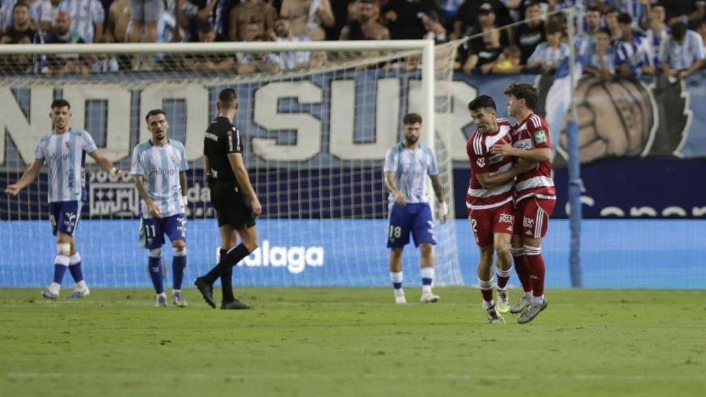 La Rosaleda aprende la lección y no insulta al árbitro del Málaga CF vs. Granada: Manos arriba, esto es un atraco