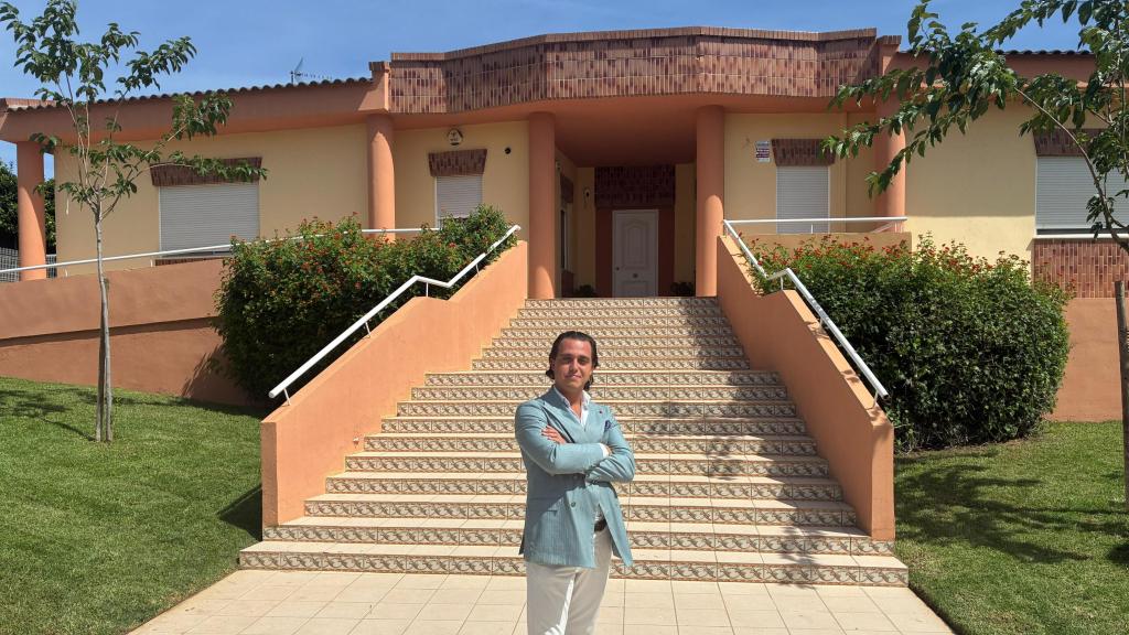 Jordi Sánchez-Tarazaga, CEO de Herenta, junto a una de las viviendas que ha reformado íntegramente. EE