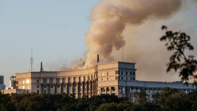 El humo se eleva sobre un edificio de la sede del gobierno ucraniano, después de los ataques con drones y misiles rusos, en medio del ataque de Rusia a Ucrania, en Kiev , Ucrania, el 7 de septiembre de 2025.