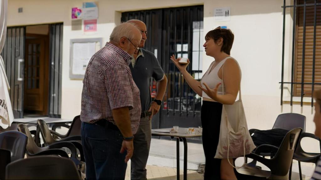 Beatriz Barrio haciendo una entrevista en Manganeses de la Lampreana
