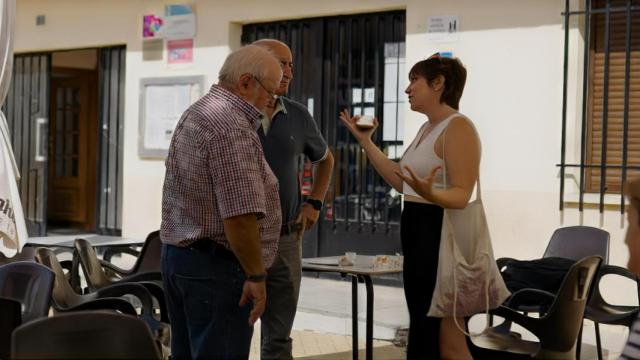 Beatriz Barrio haciendo una entrevista en Manganeses de la Lampreana