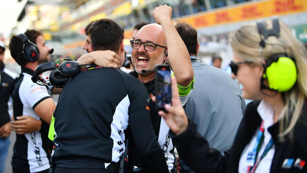 Miembros del equipo de Campos Racing celebran el título de Constructores de la F3.