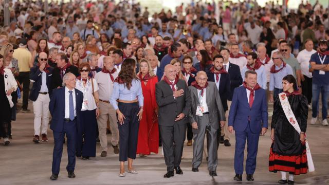El alcalde de Valladolid, Jesús Julio Carnero, inaugura la Feria de Folklore y Gastronomía junto a otros miembros de la corporación municipal y el consejero de la Presidencia, Luis Miguel González Gago