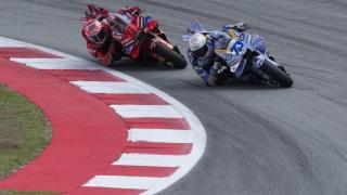 Álex Márquez traza un viraje seguido de su hermano Marc, en el circuito de Montmeló.