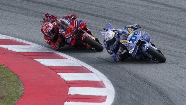 Álex Márquez traza un viraje seguido de su hermano Marc, en el circuito de Montmeló.