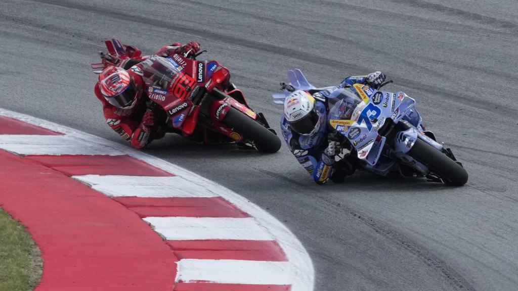 Álex Márquez traza un viraje seguido de su hermano Marc, en el circuito de Montmeló.