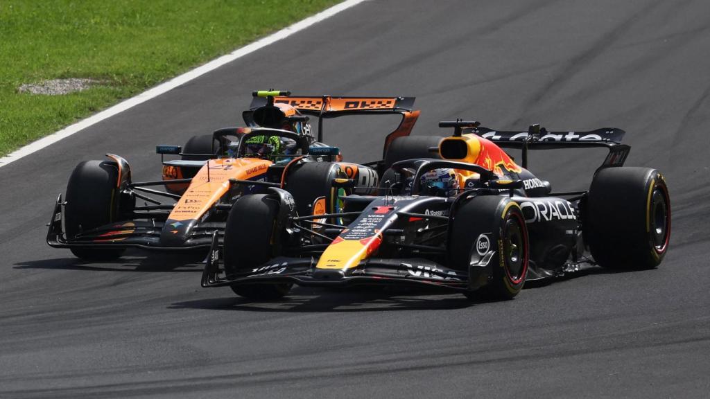 Max Verstappen y Lando Norris pelean por la primera posición en el GP de Monza.