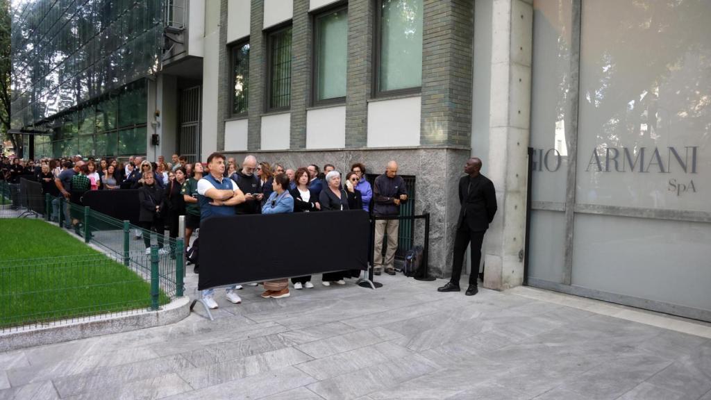 Se calcula que unas 6.000 personas se acercaron el pasado sábado, 7 de septiembre, a la capilla ardiente de Giorgio Armani, instalada en el Teatro Armani de Milán.