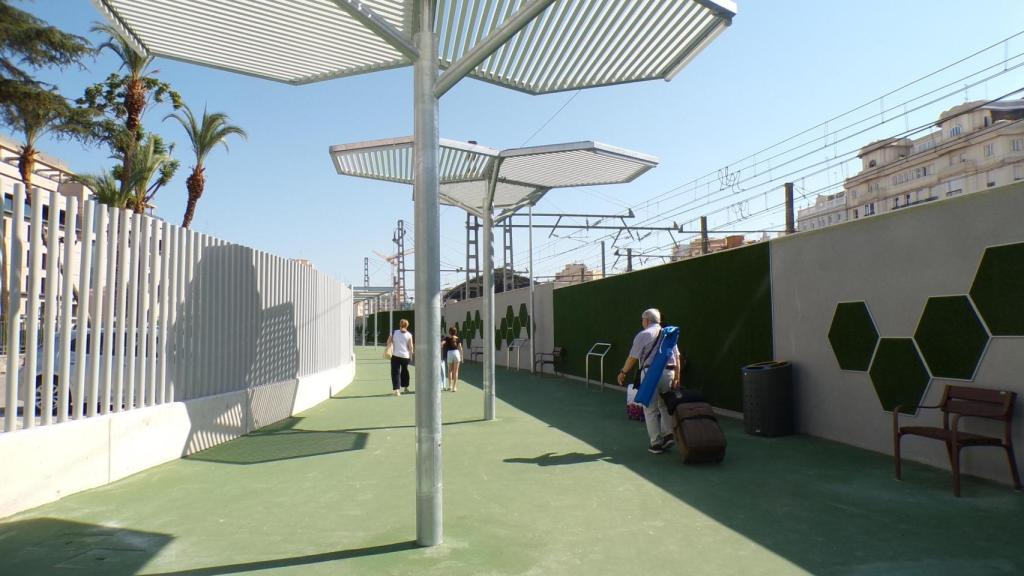 Pasillo peatonal que une las estaciones de València Joaquín Sorolla y València Nord. Adif