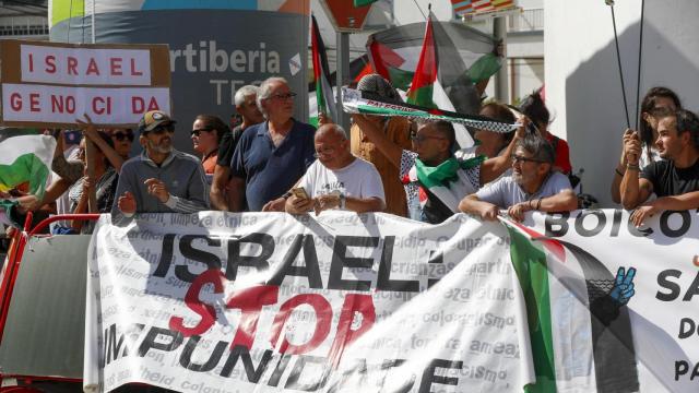 Manifestantes propalestinos protestan durante la decimoquinta etapa de la Vuelta ciclista a España en Monforte de Lemos (Lugo)