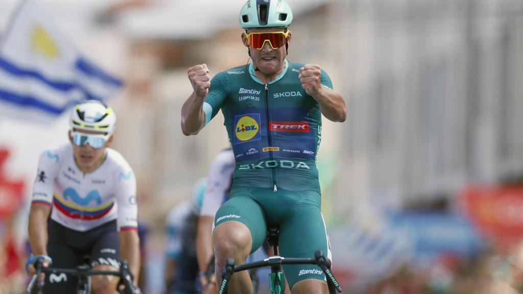 Mads Pedersen celebra su victoria en la 15ª etapa de La Vuelta.