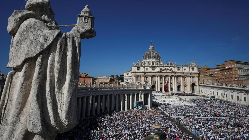 Decenas de miles de personas durante la canonización de Carlo Acutis en la Plaza de San Pedro.