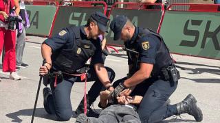 Dos agentes de la Policía Nacional detienen a un hombre durante las protestas propalestinas en la Vuelta, a 7 de septiembre de 2025, en Monforte.