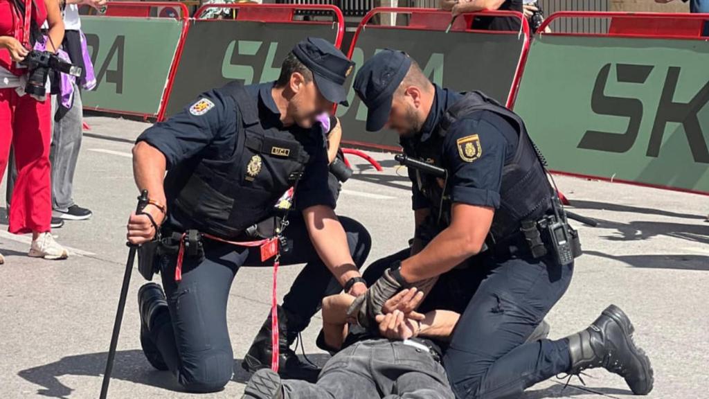 Dos agentes de la Policía Nacional detienen a un hombre durante las protestas propalestinas en la Vuelta, a 7 de septiembre de 2025, en Monforte.