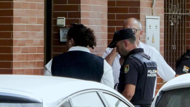 Un agente, frente a la vivienda en la que fue hallada la víctima.