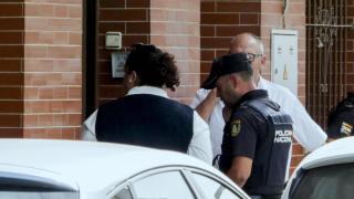 Un agente, frente a la vivienda en la que fue hallada la víctima.