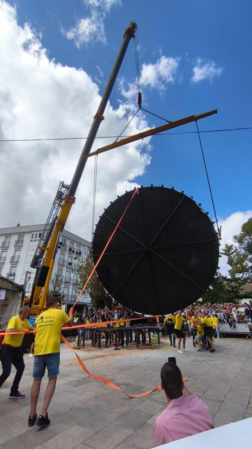 Momento del volteo de la tortilla en Melide.