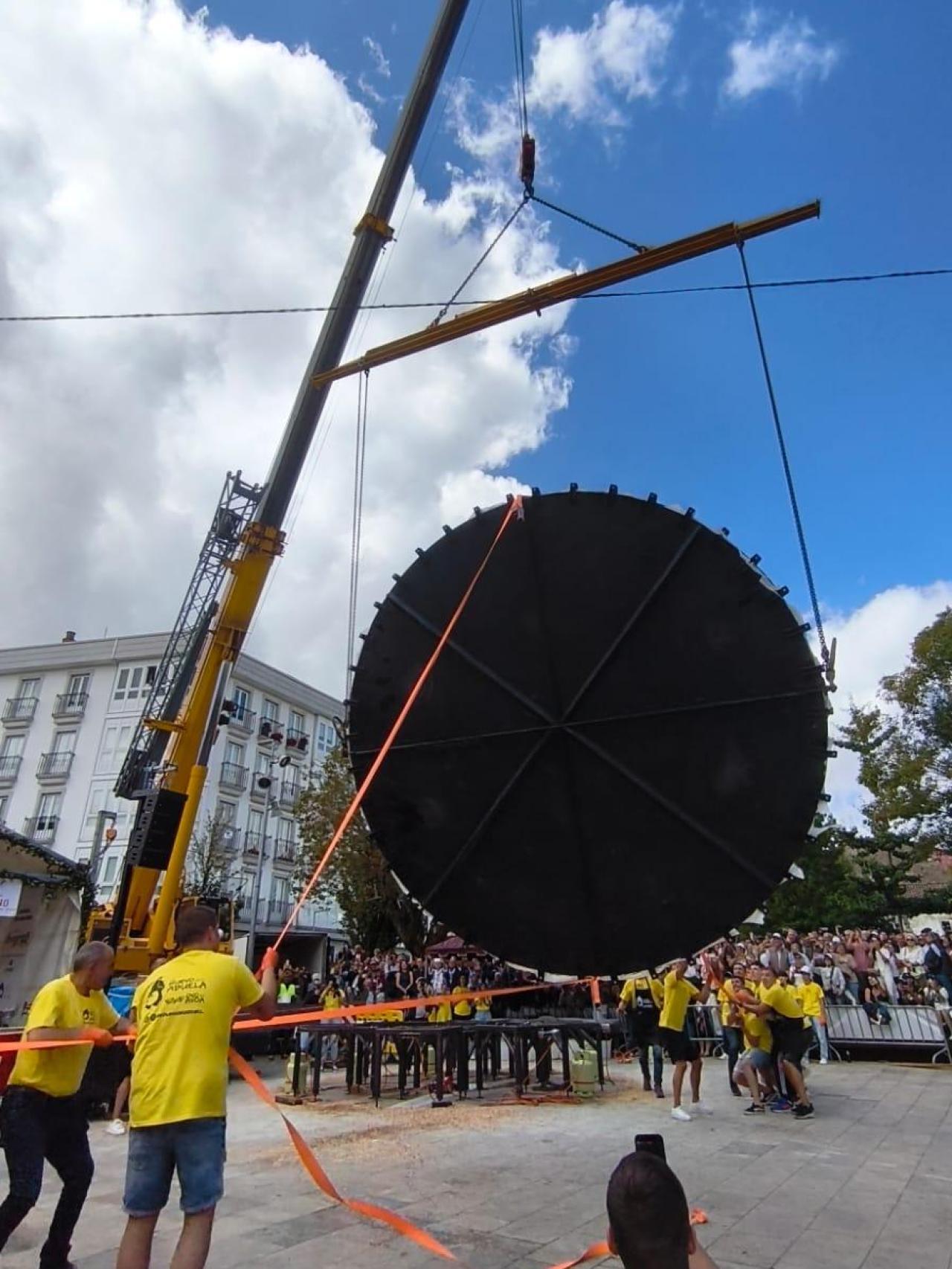 Momento del volteo de la tortilla en Melide.