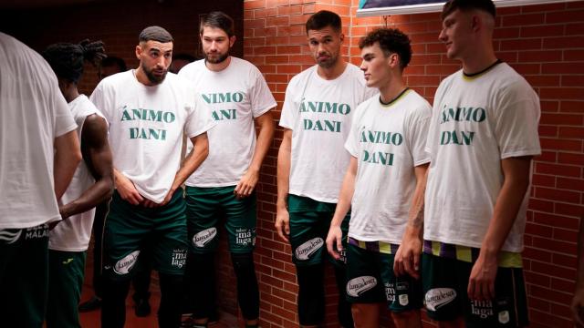 Una imagen con las camisetas del jugador lesionado.