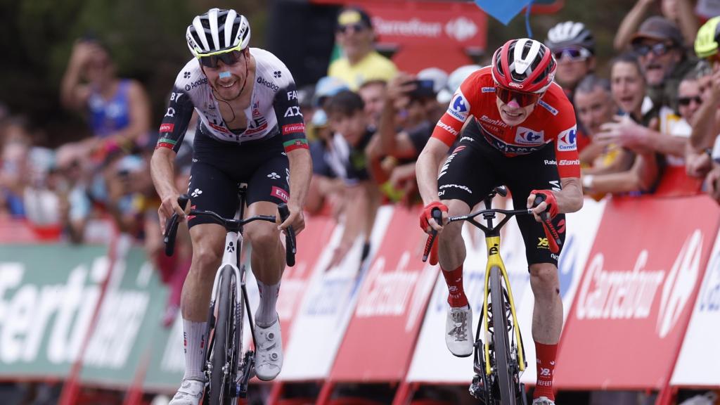El portugués Joao Almeida (i) y el danés Jonas Vingegaard, durante la 14ª etapa de La Vuelta.