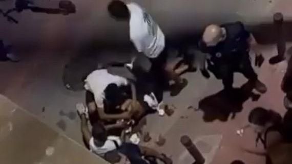 Un padre y su hijo, de 16 años, detenidos por apuñalar a otro chico de ...