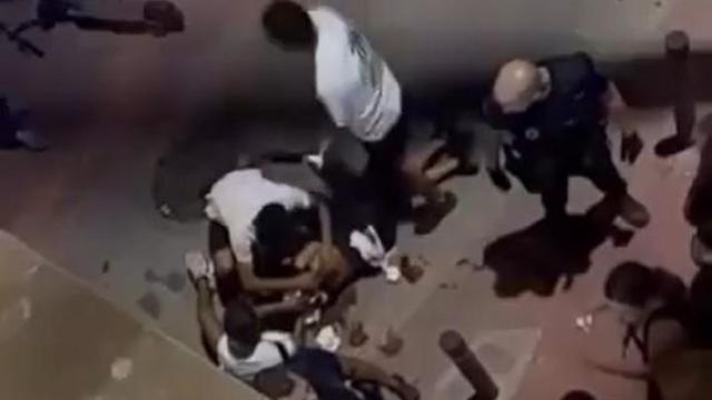 El menor de edad rodeado por sus amigos que taponan sus heridas.