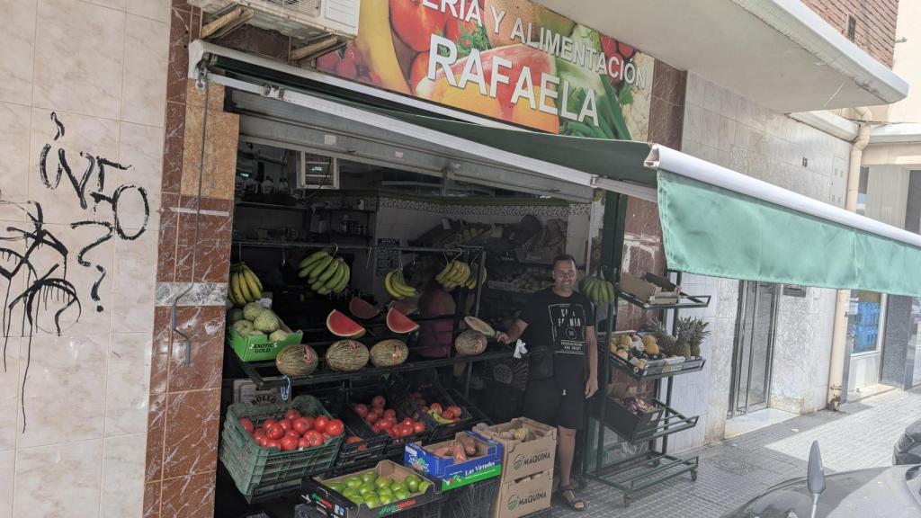 Antonio, en la frutería.