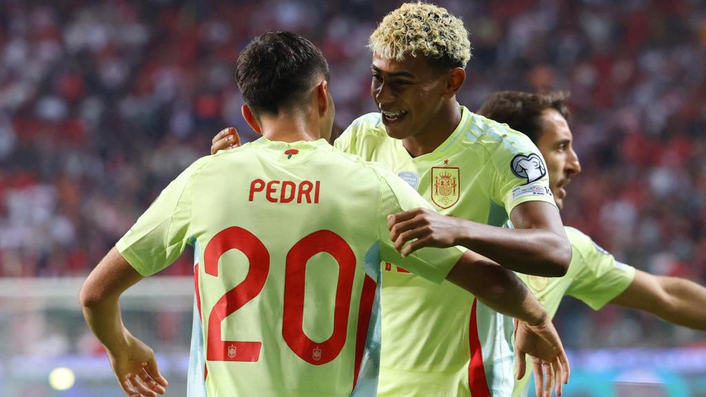 Pedri y Lamine celebran el primer gol de España ante Turquía.