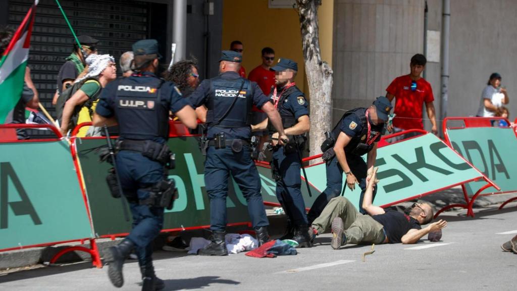 La Policía Nacional detiene a un manifestante durante la etapa de La Vuelta en Monforte de Lemos (Lugo).