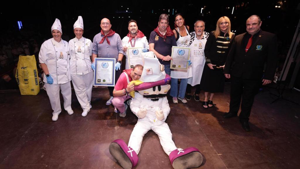 Los confiteros de Valladolid baten el Récord Mundial Oficial de la línea de tartas más larga del mundo