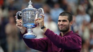 Carlos Alcaraz levanta el US Open ganado ante Jannik Sinner.