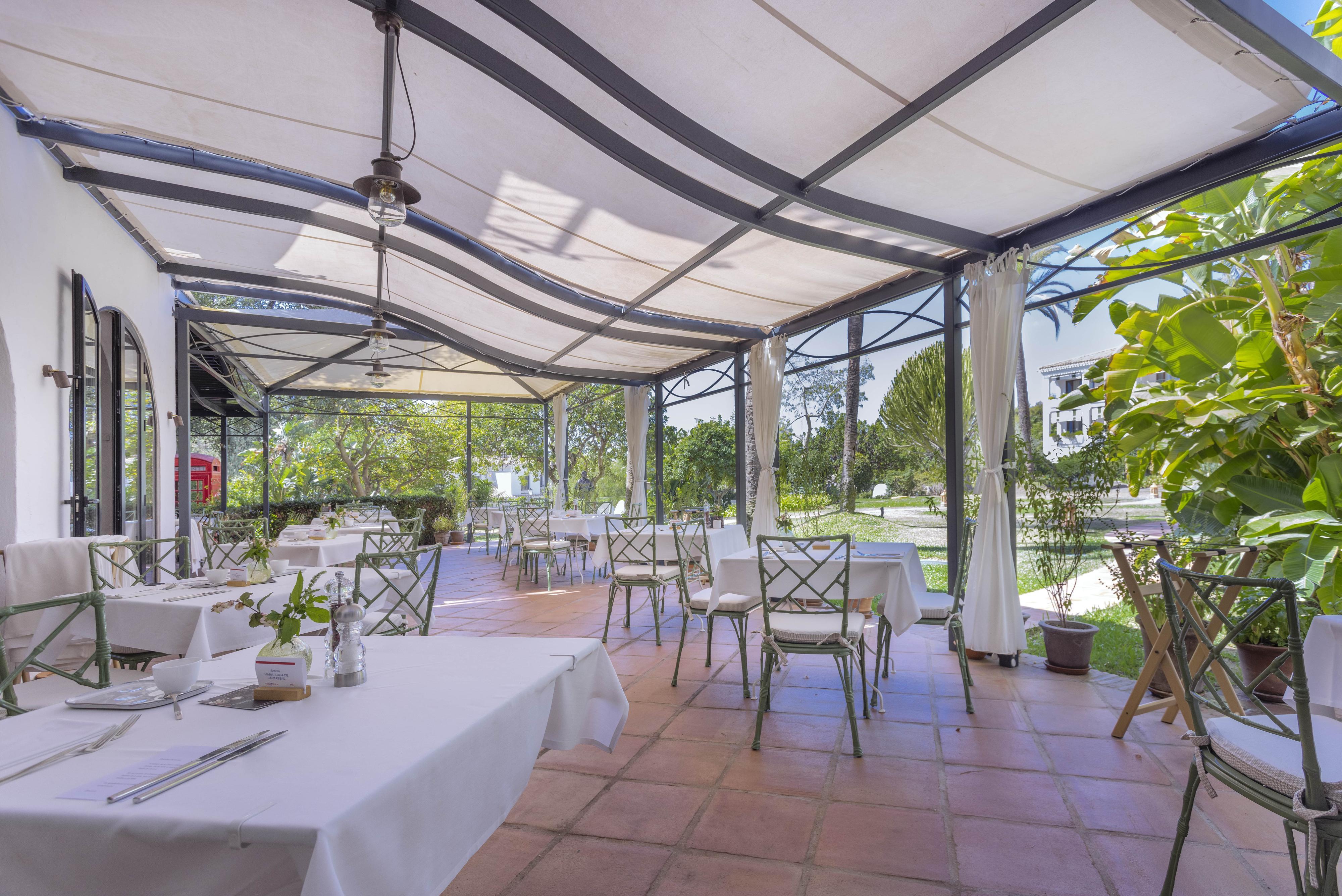 El patio del restaurante de la Clínica Buchinger en Marbella.