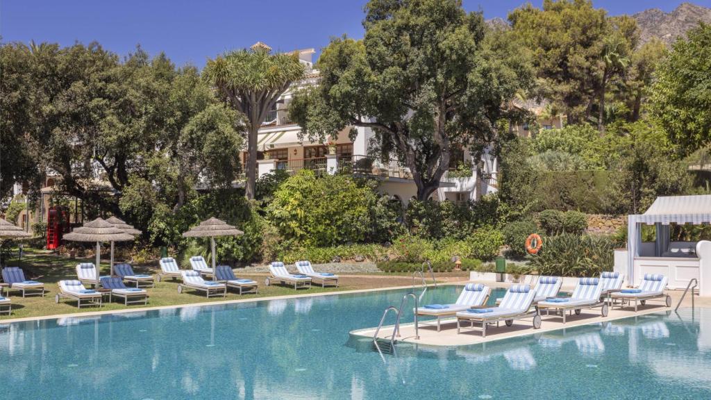 La piscina que preside el amplio jardín de la Clínica Buchinger.