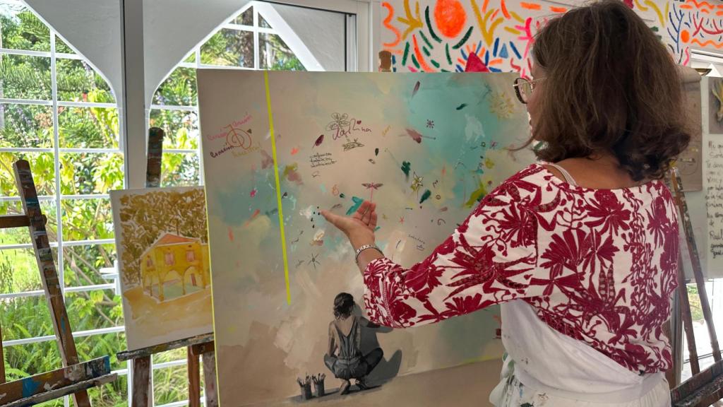 Una de las clases de arte que se imparten en el centro a cargo de Sonia Colón.