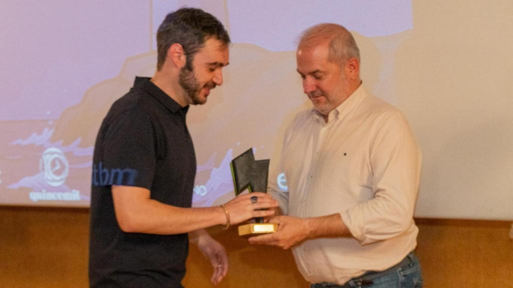 Gonzalo Castro entrega el premio a Tito Reboxo