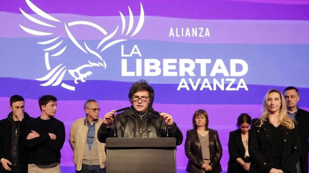 Javier Milei da un discurso tras la derrota electoral en Buenos Aires.