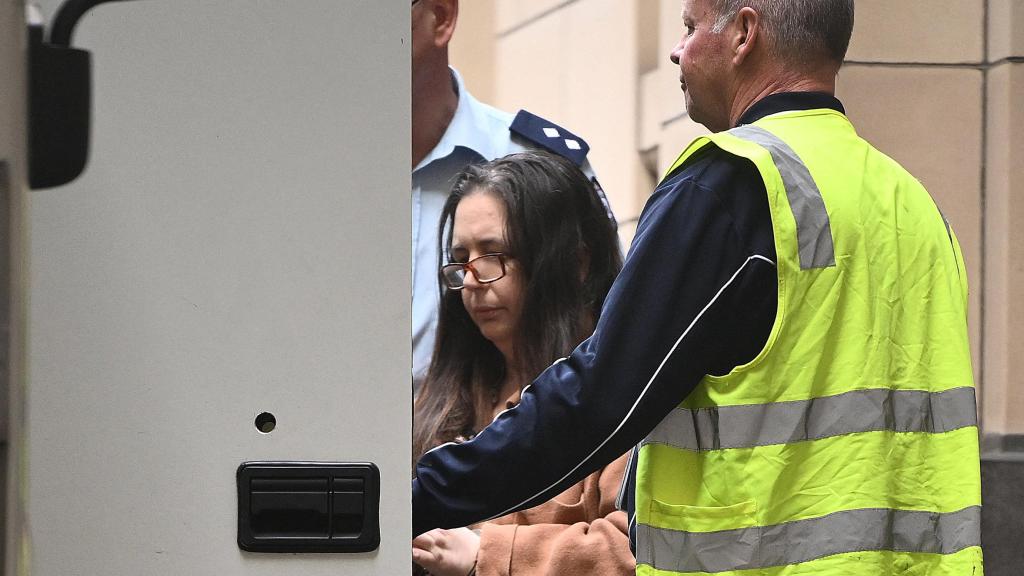 Erin Patterson abandona el edificio del Tribunal Supremo de Melbourne tras conocer el fallo.