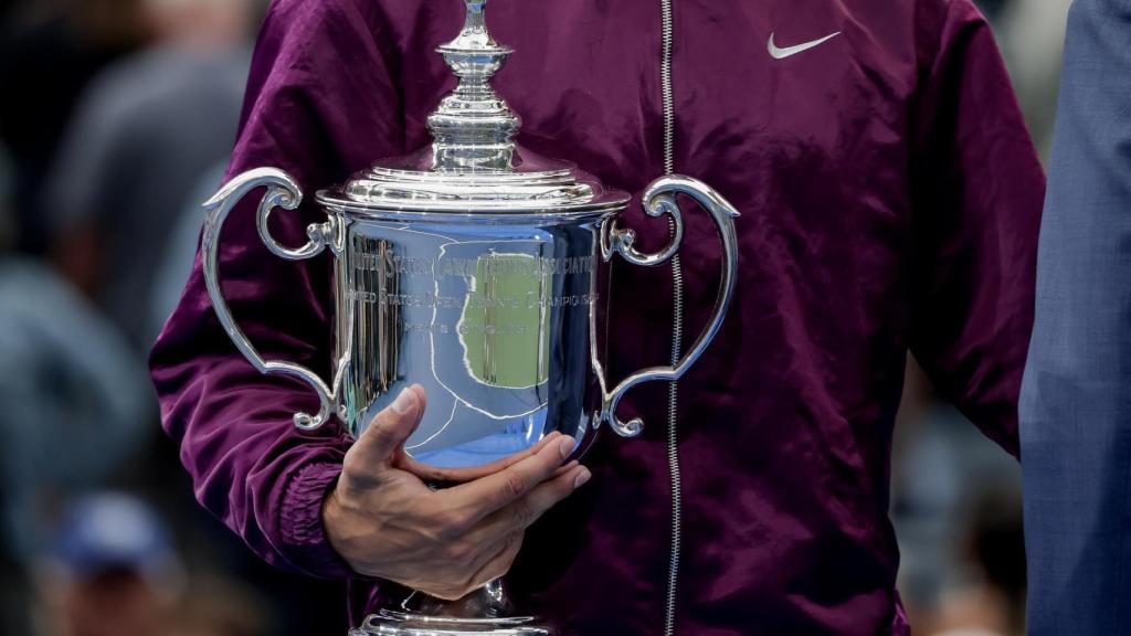 Carlos Alcaraz sujeta el trofeo del US Open 2025