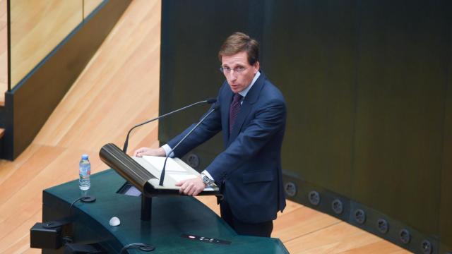 El alcalde de Madrid, José Luis Martínez Almeida, durante el Debate sobre el Estado de la Ciudad en el salón de sesiones del Pleno de Cibeles este lunes.