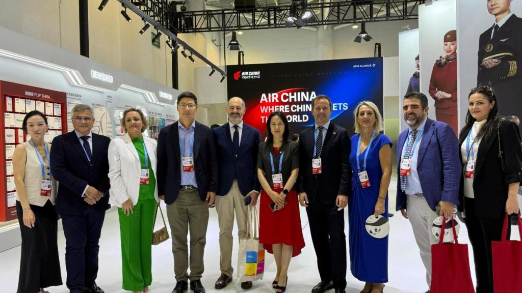 La expedición ha celebrado varios encuentros en la feria internacional.