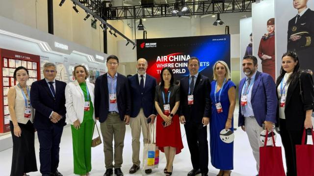 La expedición ha celebrado varios encuentros en la feria internacional.