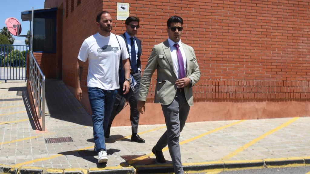 Antonio Tejado saliendo de la cárcel en Sevilla.