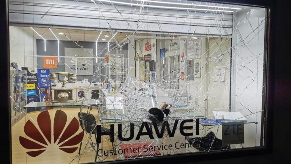 Intento de robo en una tienda de telefonía de A Coruña: Se llevaron maquetas de plástico