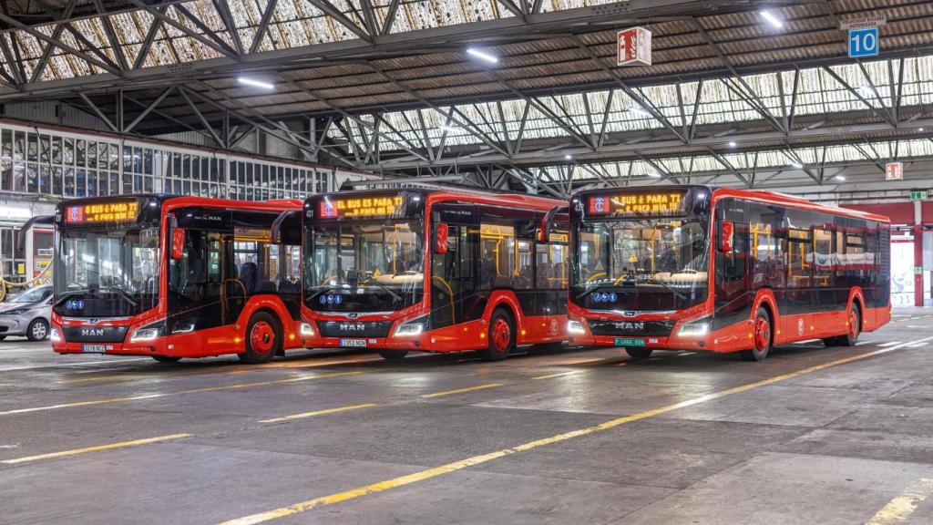 Los tres nuevos autobuses urbanos de la Compañía de Tranvías de A Coruña.