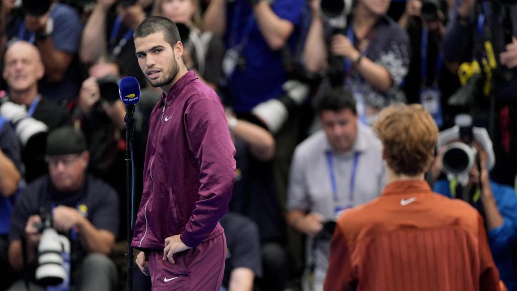Alcaraz mira a Sinner durante su discurso tras la final del US Open